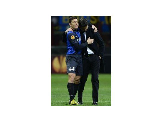 Javier Zanetti abraza a Andrea Stramaccioni, su último entrenador, en su despedida oficial del fútbol.