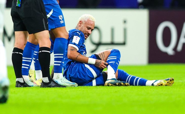After a complicated time at Al Hilal, where he played only 7 games due to a serious injury, Neymar would be ready to return to the club where he was born as a footballer. After a complicated time at Al Hilal, where he played only 7 games due to a serious injury, Neymar would be ready to return to the club where he was born as a footballer.