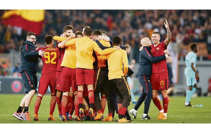 ámbito.com | Festejo. Los jugadores de la Roma se abrazan tras el categórico triunfo ante Barcelona, que les permite jugar las semi de la Champions.