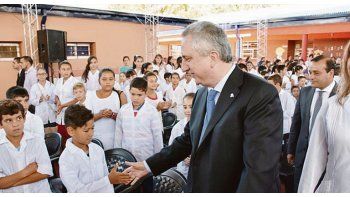 Sin riesgo. Tras haberse convertido en el primer gobernador en cerrar un acuerdo con los docentes -tempranamente, a mediados de febrero-, el misionero Hugo Passalacqua encabezó ayer el acto de inicio de clases en la localidad de Itacaruaré.  “La sociedad misionera se alegra de saber que el comienzo de clases nunca estuvo en riesgo”, destacó, tras el aval al 15,5% en dos tramos.