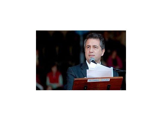 Luis Etchevehere dijo que los principales que conspiran contra el país son los propios funcionarios que no saben hacer su trabajo.