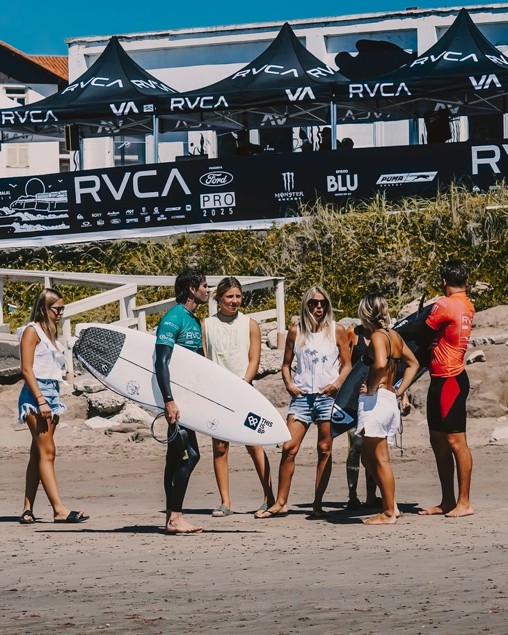 Los acantilados de Chapadmalal fueron escenario de surf y de corrillos de automotrices.