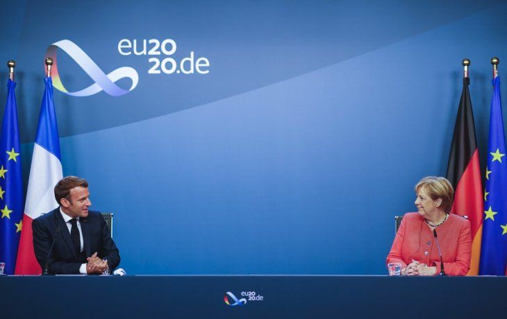 El presidente de Francia, Emmanuel Macron, y a canciller de Alemania, Angela Merkel, triunfantes por el acuerdo de la UE.