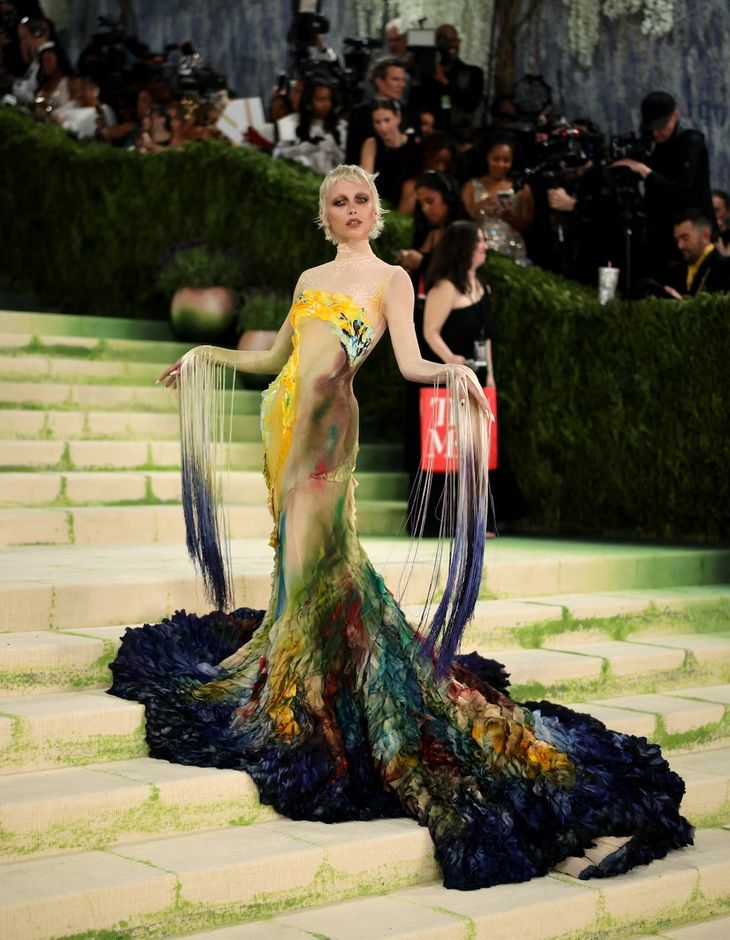 La influencer y empresaria Emma Chamberlain, luciendo un vestido mugler.