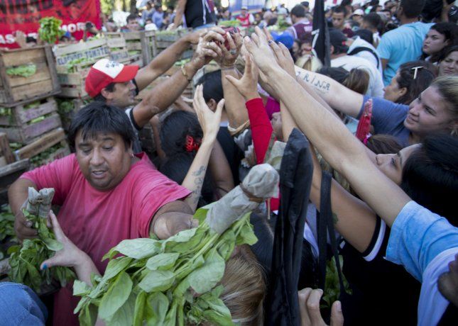 Movimientos populares ofrecen miles de kilos de verdura, fruta, pan y yerba a precios competitivos.