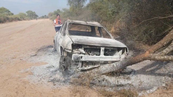 El conductor fue encontrado calcinado dentro del vehículo luego de que se apagara el incendio.