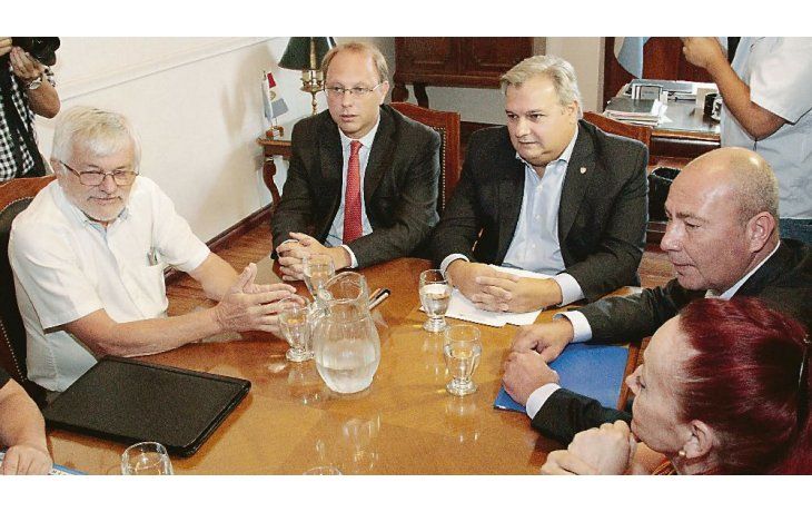 semana clave. Funcionarios santafesinos, ayer durante el round con docentes y estatales.