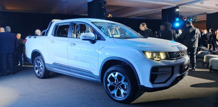Durante el evento también se anticipó el arribo de Riddara D6_J7 PHEV Air, una pick up híbrida enchufable, con más de 1.000 km de autonomía combinada, aceleración de 0 a 100 km/h en 6,3 segundos y enfoque en el segmento de utilitarios electrificados. (Foto: Clarín)
