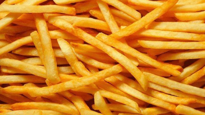 Las papas fritas son un excelente acompañamiento de la hamburguesa.