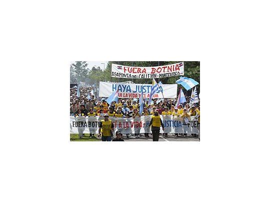 Ecologistas marcharon nuevamente en repudio a la papelera Botnia.