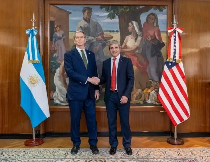  El Secretario del Tesoro Bessent y el Ministro Caputo. El acuerdo que firmaron en octubre, que evitó que la Argentina cayera en el caos, sigue manteniéndose en secreto. Ni los legisladores locales ni los norteamericanos saben que se firmó, por cuanto dinero ni cuando termina. El mercado mientras tanto, mira para otro lado.