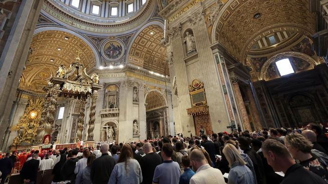 Cerca de 5.000 fieles esperaron a las afueras de la basílica de San Pedro. 