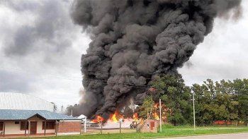 Cinco dotaciones de bomberos trabajan en el predio para apagar las llamas y la columna de humo negro que se llega a apreciar desde varios kilómetros de distancia.