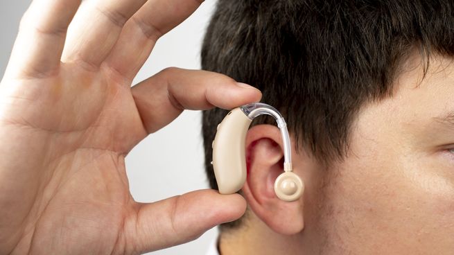 vista-lateral-hombre-llevando-audifonos.jpg