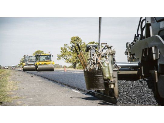 costos. YPF remarcó el precio del asfalto en las últimas semanas y puso una presión extra a los planes de obras públicas en provincias, que negocian en paralelo posibles recortes con Nación tras acuerdo con el FMI.