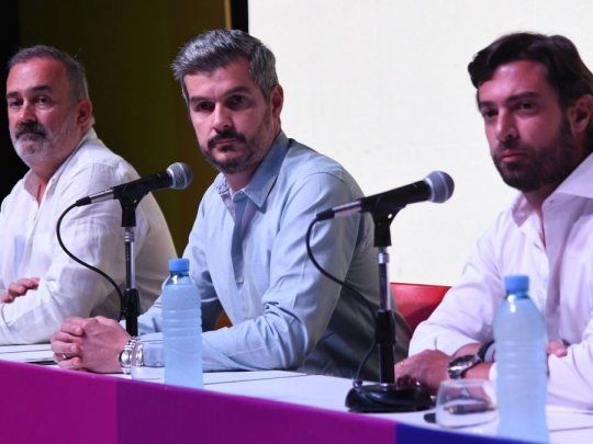 El Jefe de Gabinete Marcos Peña acompañado por Federico Salvai y por Eduardo Macchiavelli, jefes de campaña del oficialismo en la provincia de Buenos Aires y en la Ciudad.