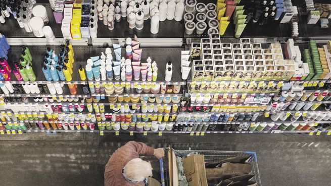 UN DRAMA GLOBAL. Un consumidor recorre un supermercado en Nueva York. El aumento de los precios hace estragos en las principales economías del mundo.