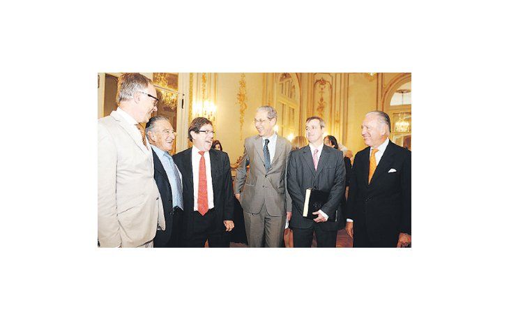 Guillermo Nielsen, Eduardo Eurnekian, Miguel Kiguel, Daniel Marx, Eugenio Bruno y Daniel Funes de Rioja, en la cumbre de exsecretarios de Finanzas organizada ayer por el CICYP en el Alvear. Bromas, datos sobre buitres y hasta chanzas de simpatizantes de River que florecen hoy de todos lados.