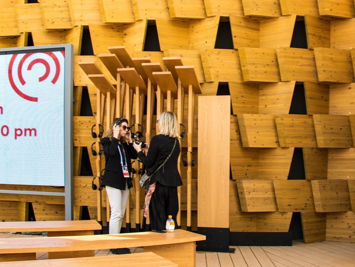 Así se ve en el interior de un pabellón de la Expo 2025, con estructuras de madera expuesta que refuerzan la experiencia sensorial y el vínculo entre arquitectura, materialidad y recorrido del visitante Así se ve en el interior de un pabellón de la Expo 2025, con estructuras de madera expuesta que refuerzan la experiencia sensorial y el vínculo entre arquitectura, materialidad y recorrido del visitante