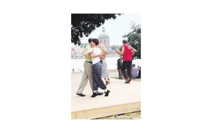 ámbito.com | En distintas plazas, centros culturales, talleres artísticos, escuelas de danza y hasta en librerías, por lo menos una vez por semana, se abren «milongas» donde tanto los toulousianos como los visitantes extranjeros se reúnen a bailar «tango argentino».