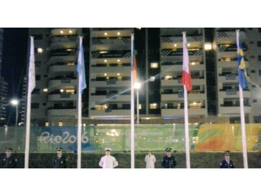 La bandera argentina ya flamea en la Villa Olímpica de Río de Janeiro. (Foto prensa COA).