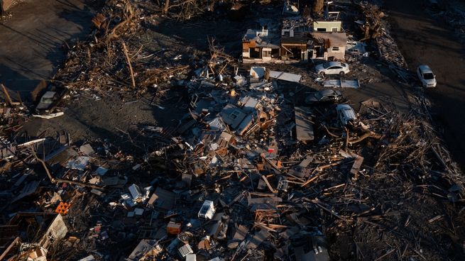 Vista aérea de un barrio azotado por los tornados en Kentucky.