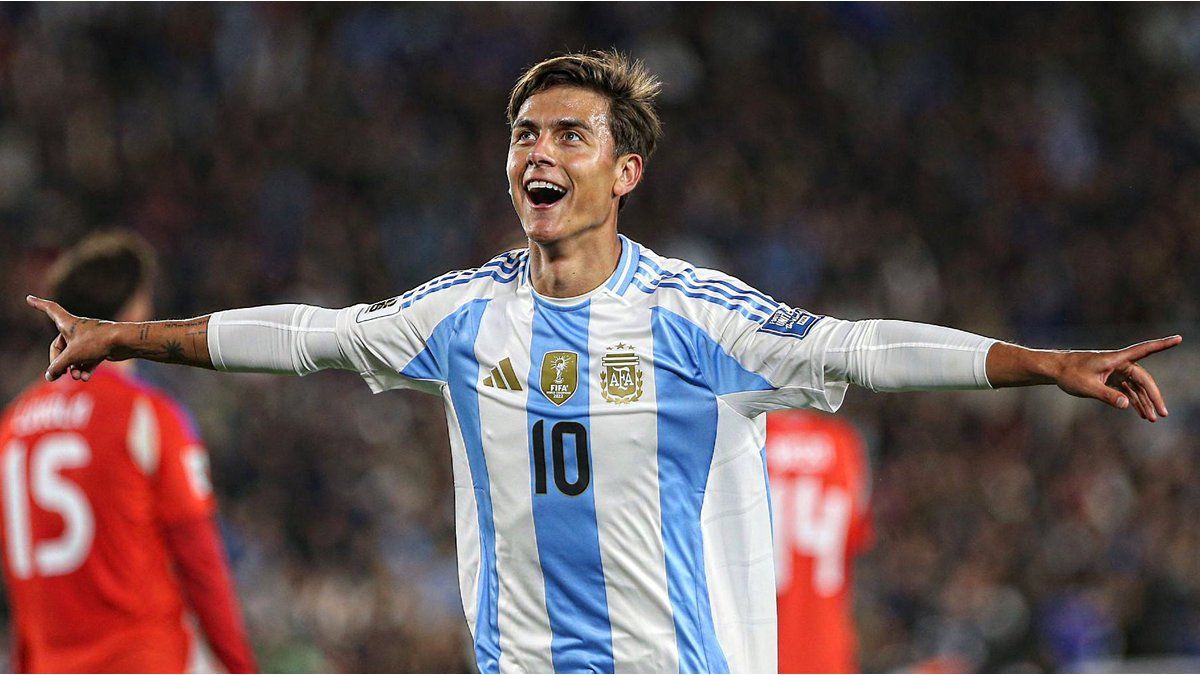 Paulo Dybala, excited after his return with a goal and wearing Messi’s number 10