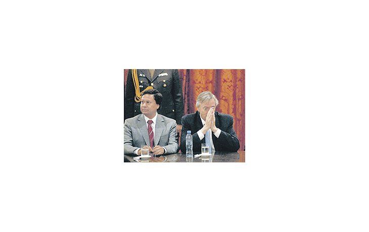 ámbito.com | El Presidente recibió el pedido de Maza para que el gobierno intervenga los tres poderes riojanosdurante un acto de firma de obras públicas para la provincia. Kirchner quedó otra vezante una decisión complicada que podría acarrearle más de un dolor de