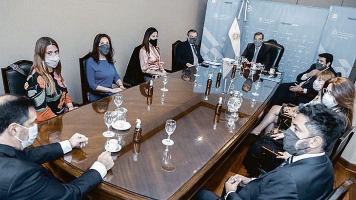 Martín Soria junto a magistrados “celestes” que presentaron documento en contra. 