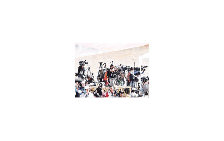 Más de dos mil periodistas chilenos y extranjeros han llegado hasta la mina San José para llevar al mundo el dramático e histórico rescate de los mineros. Muchos se quejan por las restricciones impuestas por las autoridades.