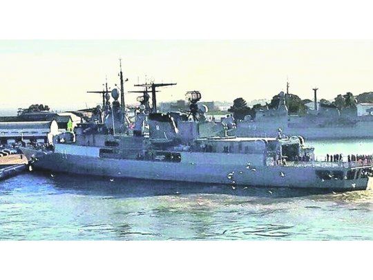 choque. Momento del impacto al muelle de la Base Naval de Puerto Belgrano del destructor La Argentina.