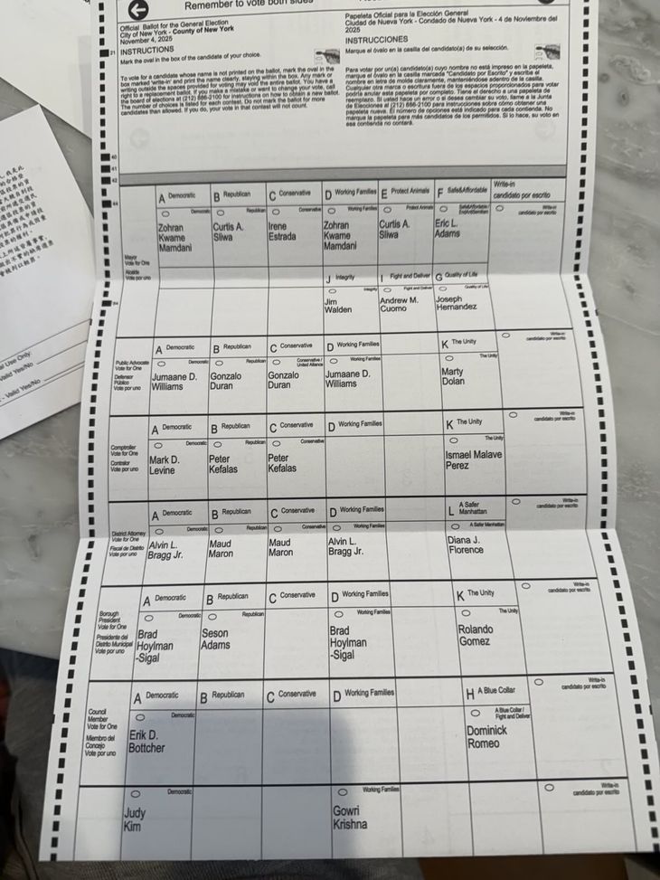 Las boletas electorales de Nueva York, mucho más “aburridas” (neutrales diría otro), que el sistema implantado en Argentina. Cuomo figura en la segunda línea porque perdió y la interna Demócrata y se presentó como independiente. Las boletas electorales de Nueva York, mucho más “aburridas” (neutrales diría otro), que el sistema implantado en Argentina. Cuomo figura en la segunda línea porque perdió y la interna Demócrata y se presentó como independiente.