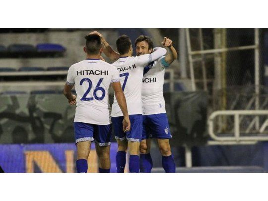 Pavone y Martínez festejan ante Sarmiento. Ambos futbolistas ya están afuera del club.
