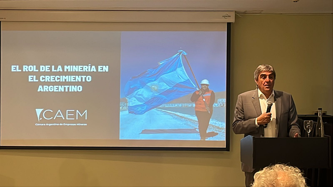 Roberto Cacciola, presidente de la CAEM, identificó tres ejes urgentes: glaciares, retenciones e infraestructura.“El tema de los glaciares tenemos que resolverlo ya”, enfatizó.