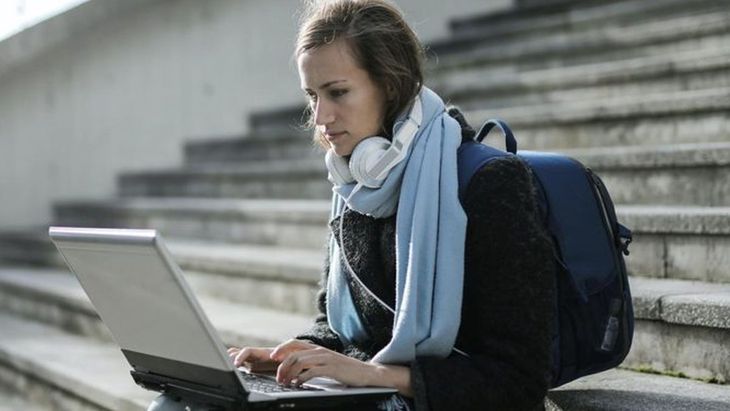 Las becas son entregadas a alumnos distinguidos. Las becas son entregadas a alumnos distinguidos.