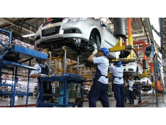 Para FIEL, la producción industrial retrocedió 5,4% en junio