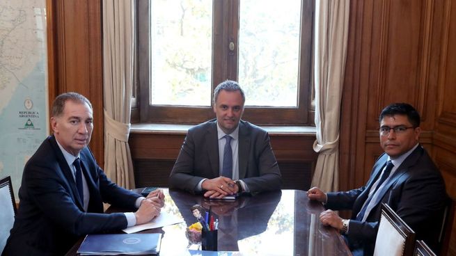 Diego Santilli, Manuel Adorni y Claudio Vidal se reunieron en la Casa Rosada.