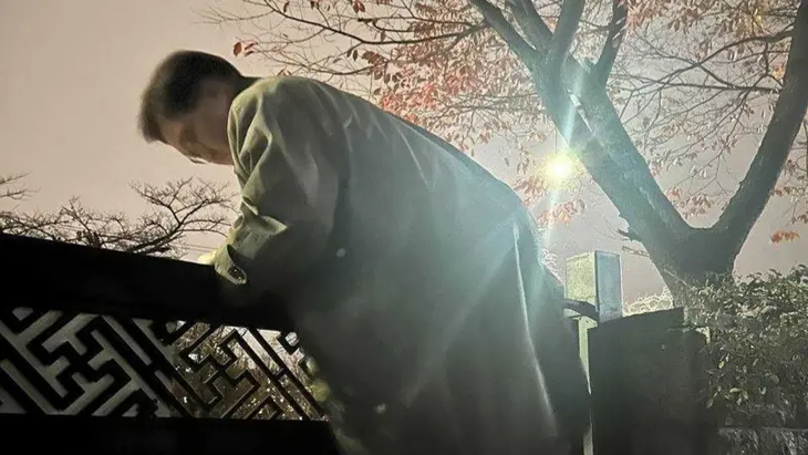 Lee Jae-myung, jefe de la oposición, esquivando a la policía y trepando las vallas que rodeaban el Parlamento coreano, para asistir a la reunión que buscaba eliminar la Ley Marcial. Lee Jae-myung, jefe de la oposición, esquivando a la policía y trepando las vallas que rodeaban el Parlamento coreano, para asistir a la reunión que buscaba eliminar la Ley Marcial.