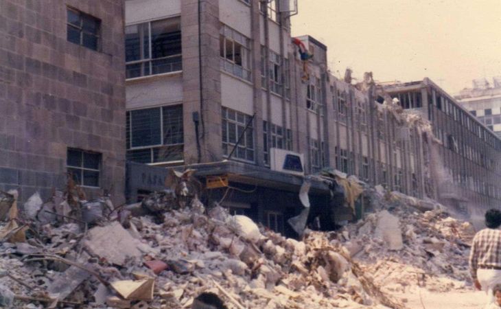 En 1985 entre los escombros del edificio de la Procuraduría de Justicia de Distrito Federal, derruido por los sismos de ese año, aparecen cadáveres con evidentes muestras de tortura. En 1985 entre los escombros del edificio de la Procuraduría de Justicia de Distrito Federal, derruido por los sismos de ese año, aparecen cadáveres con evidentes muestras de tortura.