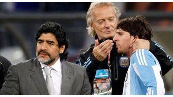 Signorini abraza a Messi.