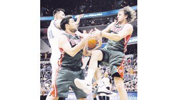 Carlos Delfino en acción ante Andrew Bogut. El santafesino marcó 15 puntos en el triunfo de los Bucks.