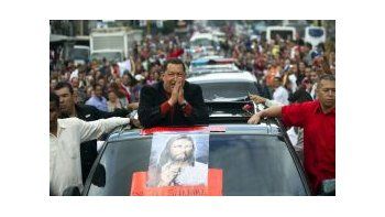 Chávez arribó al aeropuerto internacional en medio de una multitud que le tiraba flores y bufandas, se presentaba con globos y arrojaba papelitos de colores, y recibía los saludos del presidente.