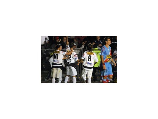 El conjunto de Floresta respira más tranquilo con la victoria ante Arsenal.