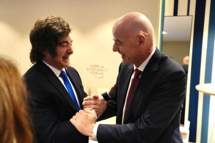 El presidente Javier Milei saludó al presidente de la Federación Internacional de Fútbol Asociación (FIFA), Gianni Infantino. El presidente Javier Milei saludó al presidente de la Federación Internacional de Fútbol Asociación (FIFA), Gianni Infantino.