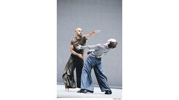 ámbito.com | Akram Kahn ySidi LarbiCherkaouidanzan susmiedos en«ZeroDegrees»,coproducciónpaneuropea deballet que se vioen el Festival deBuenos Aires.