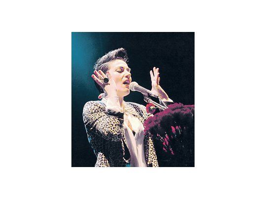 Elsa Rovayo, la «Shica», mezcla la copla y los palos flamencos con el pop, el rock, el punk, el rap y el hip-hop.