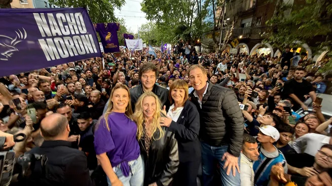 Milei se rodeó de candidatos antes de las elecciones.