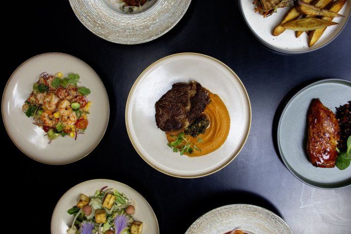 Durante los mediodías, Muyè suma un menú especial con platos fuera de carta que cambia cada semana y permite descubrir nuevas preparaciones a un precio accesible. Durante los mediodías, Muyè suma un menú especial con platos fuera de carta que cambia cada semana y permite descubrir nuevas preparaciones a un precio accesible.