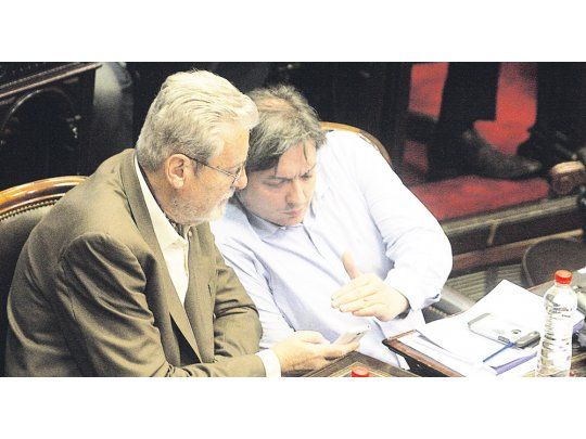 Dietas. Carlos Kunkel y Máximo Kirchner, del Frente para la Victoria, votaron a favor de analizar el aumento de sueldos de diputados y senadores nacionales. Cambiemos y sus aliados descartaron la propuesta.