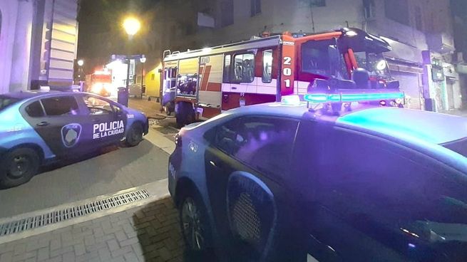 El operativo comenzó a la madrugada y todavía trabajan en el lugar Bomberos y Policía.